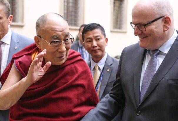 A dalai láma Csehországban is nagy vihart kavart