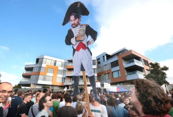 Egy viskóba költözött a Bonaparte-t felépítő cég, miután a NAKA bűnvádi eljárást indított ellene