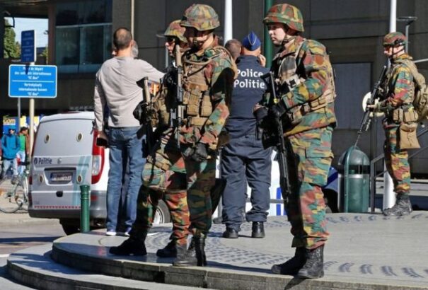 Két rendőrt késeltek meg Brüsszelben