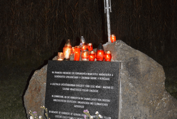 Gyertyagyújtással emlékeznek a pozsonyligetfalui mészárlás áldozataira