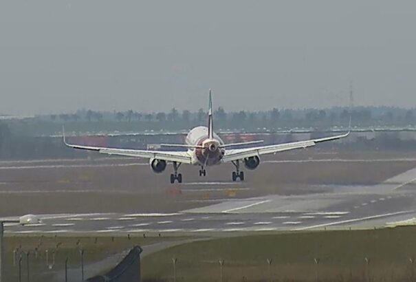 Kedvezőtlen időjárás a prágai reptéren. Az erős szél szinte földhöz vágta a repülőt (videó)