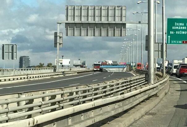 Súlyos baleset: Lezárták a legforgalmasabb pozsonyi hidat Ligetfalu felé (Videó)