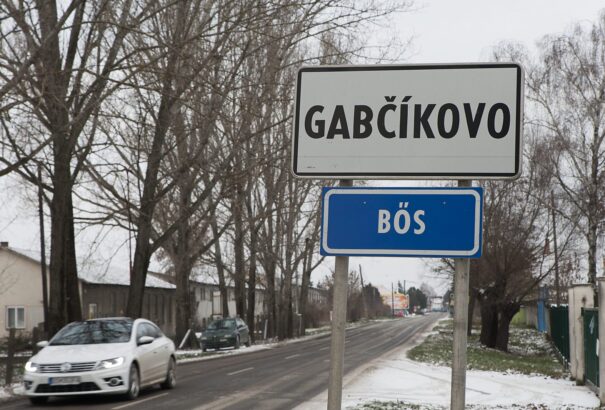 Akcióban a szlovák nyelvrendőrség. Még a magyar himnuszt is lefordíttatták: Bože, požehnaj Maďara!