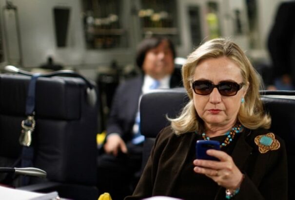 Újraindította a nyomozást Clinton e-mailjeinek ügyében az FBI