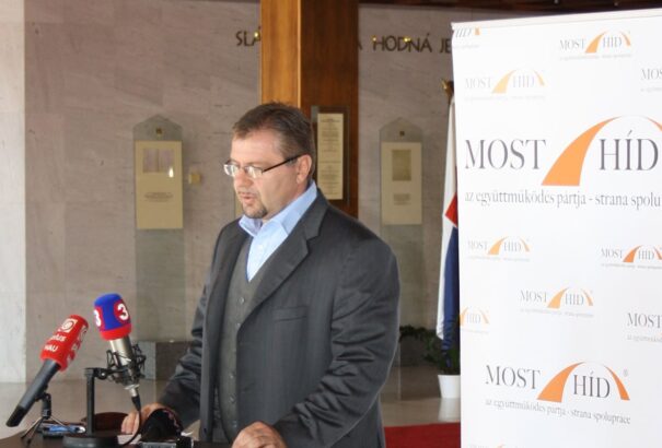 Bár Csicsai Gábor keményen védte a kidobóból lett új PPA igazgatóhelyettest, ő mégis lemondott