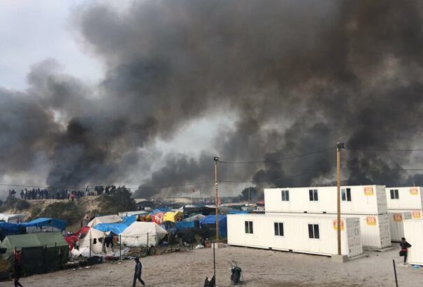 Lángol a Calais-i „dzsungel”