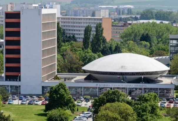 Korrupció miatt bírságolták meg a vesztegető nyitrai diákot