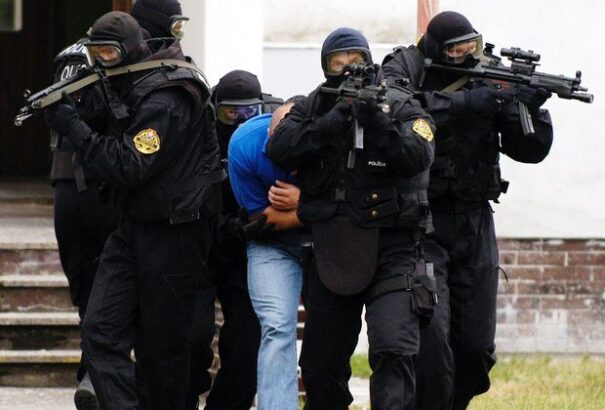 Legalább 300 migránst hoztak Európába a dél-szlovákiai embercsempészek