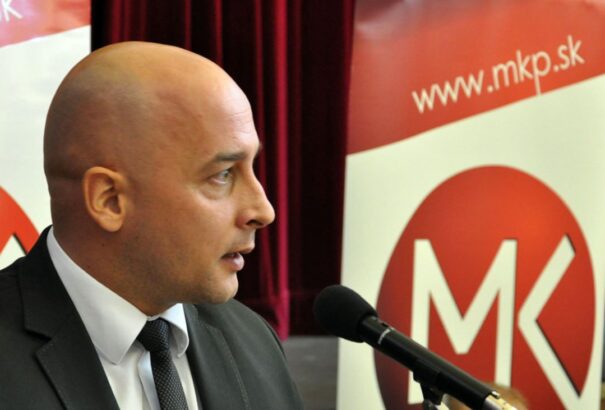 Az állam a bősiek helyett önmagára küldhetne nyelvrendőröket