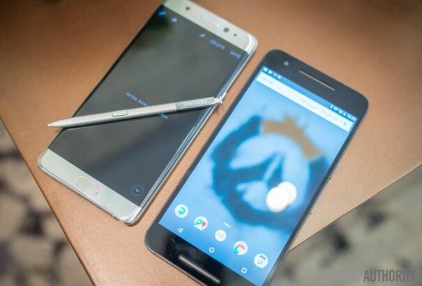 Hivatalos: világszerte leállítja eddigi legjobb telefonja forgalmazását a Samsung