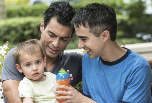 Örökbe fogadhatják párjuk gyermekeit Csehországban a melegek