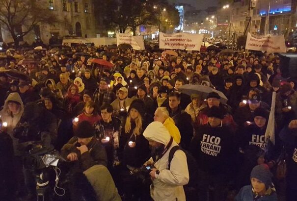 Bársonyos forradalom: Az ellenzéki pártok tüntettek a pozsonyi SZNF téren
