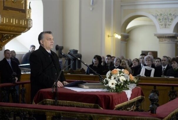 Felvidéki magyar papok is csatlakoztak az Orbánért indított imalánchoz