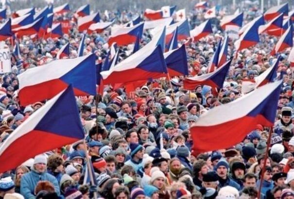 A csehek kétharmada elégedett a rendszerváltással