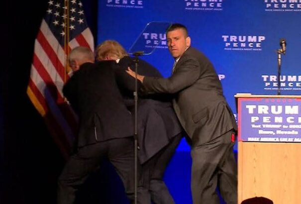 A titkosszolgálat vitte le Trumpot a színpadról