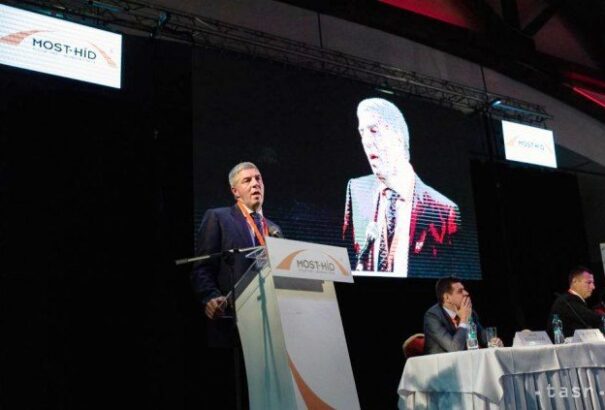 Szőnyeg alá söpört problémák. A vegyespárti kongresszus üzenetei