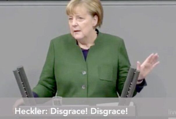 “Szégyen! Szégyen!” – bekiabálás zavarta meg Merkel beszédét a bevándorlásról (videó)