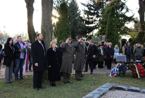 Legionárius emlékmű I. világháborús hadisírokon Érsekújvárott