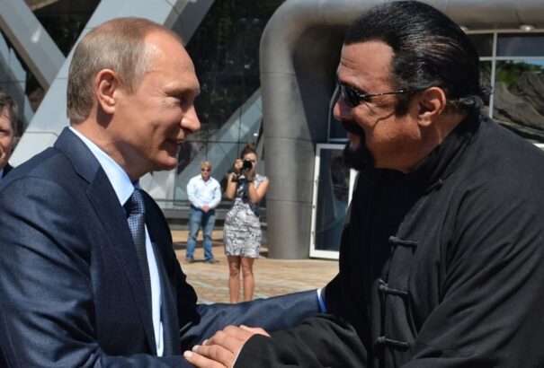 Putyin újabb filmszínésznek adott orosz állampolgárságot