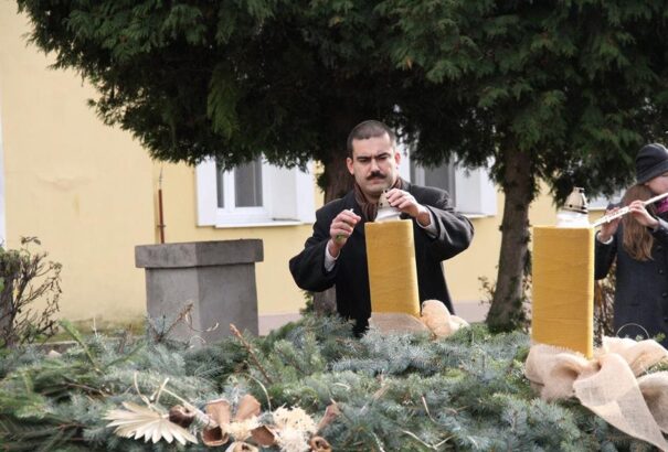 Gyertyaláng gyúlt Füleken az adventi óriáskoszorún