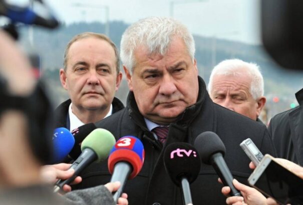 A Smer elkezdte, a Most-Híd folytatja: Érsek aláírja az erősen túlárazás-gyanús autópálya-projektet