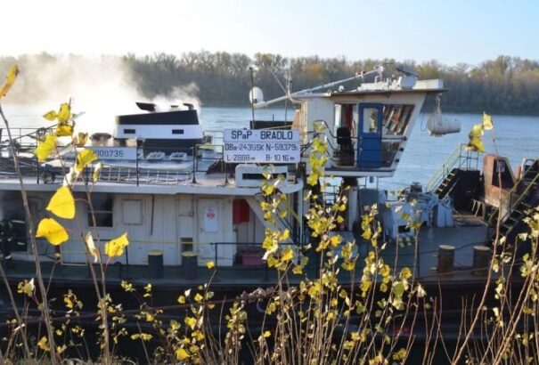 Kigyulladt egy teherhajó a Dunán Pozsonyban