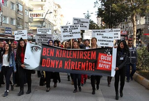 Visszavonták a szexuális zaklatókat feloldozó török törvényjavaslatot