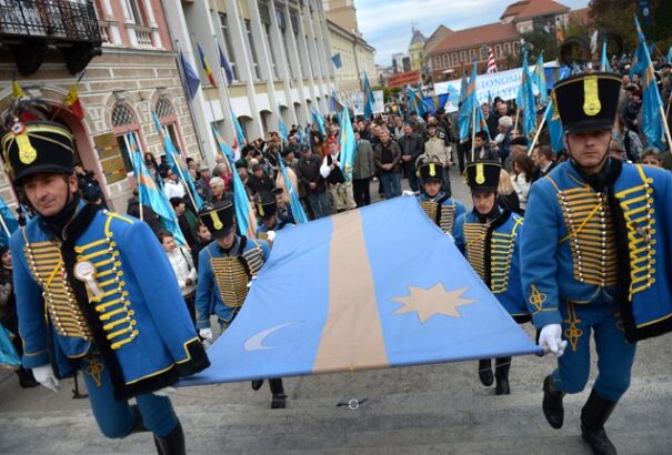 A román bíróság szerint a székely zászló kitűzése konfliktusgerjesztő