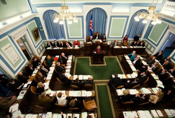 Közel duplájára emelték az izlandi képviselők fizetését