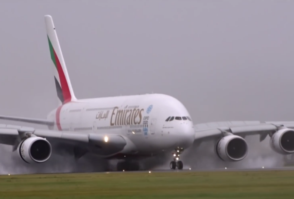 Alig tudtak leszállni a repülők az amszterdami repülőtéren (videó)