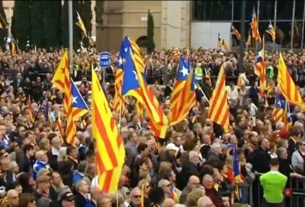 Tízezrek vonultak utcára Barcelonában a függetlenségi párti politikusok védelmében