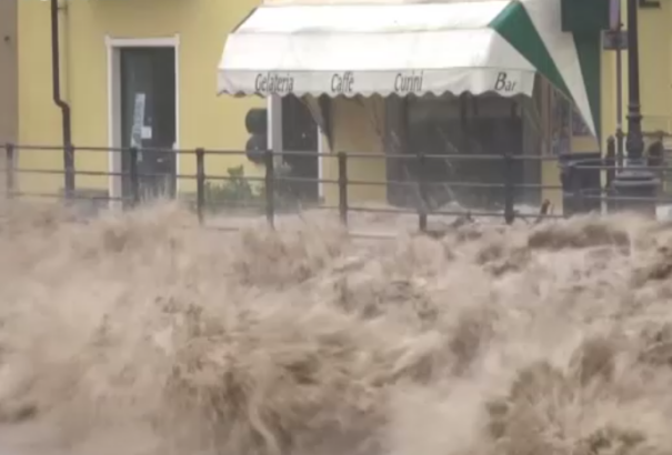 Áradnak a folyók Észak-Olaszországban: víz alatt Torino belvárosa