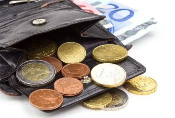 Jó hír! Emelkedik a táppénz, a nyugdíj és a segély is