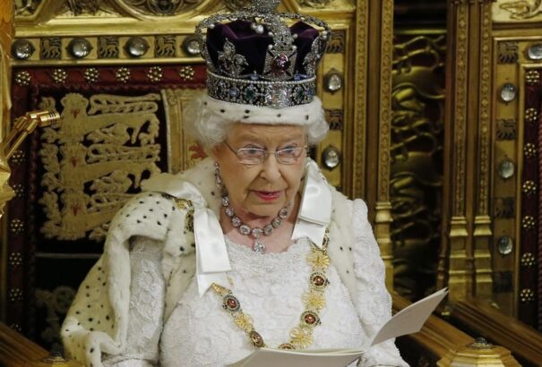 Sorozat indul II. Erzsébet királynőről