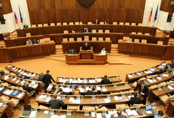 Ismét ülésezik a parlament