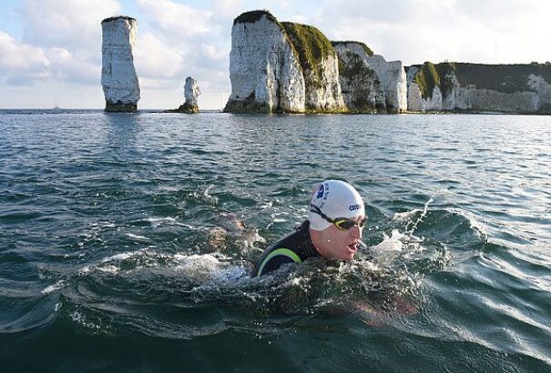 Világrekord készül: átússza az Atlanti-óceánt a brit extrémsportoló