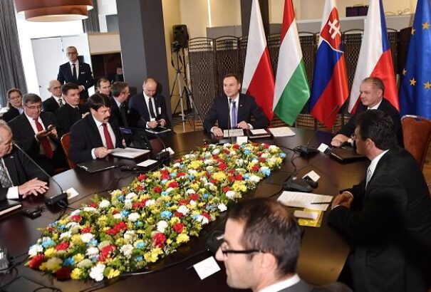 Migrációs válságkezelő központot hoznak létre a V4-ek