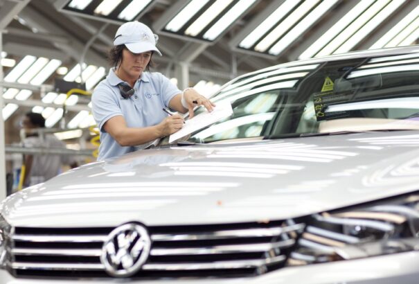 30 ezer alkalmazottját rúgja ki a Volkswagen