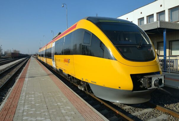 Csak egy második vasúti pálya építése tudná megoldani a Pozsony – Komárom közötti kaotikus közlekedést