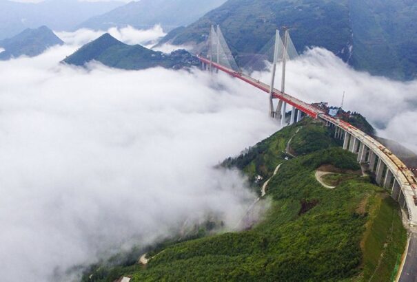 Átadták a világ legmagasabb függőhídját Délnyugat-Kínában