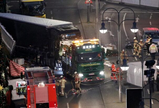 Teherautó hajtott bele egy karácsonyi vásárba Berlinben: 12 halott és 50 sérült