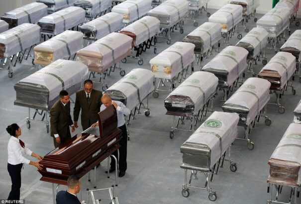 Megrázó: Tízezrek búcsúztatták a Chapecoense focistáit (Fotók)