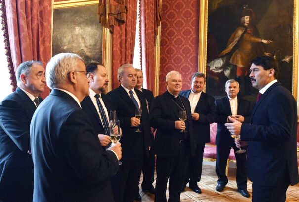 Határon túli püspököket látott vendégül Áder János