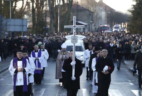 Berlini merénylet – Ezrek búcsúztatják a meggyilkolt lengyel kamionsofőrt (képek)