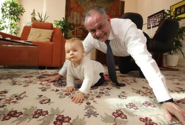 Andrej Kiska és unokája az elnöki palotában – Képek