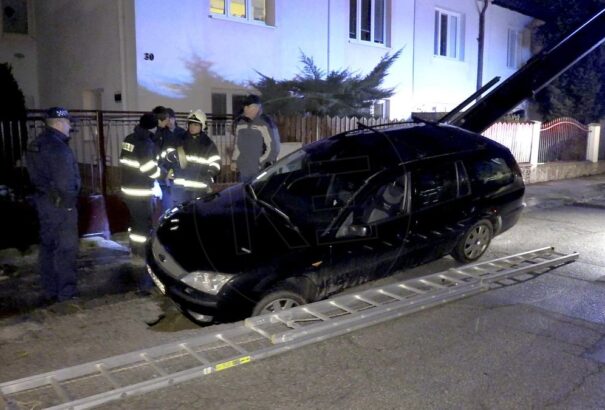 Menet közben beszakadt az út az autó alatt