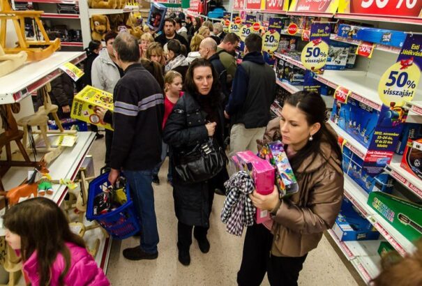 Minden negyedik magyar a tervezettnél többet költ karácsonyi bevásárlásra