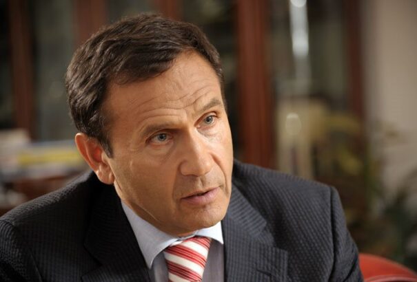 Január 8-án elnökválasztás, addig marad Gyárfás