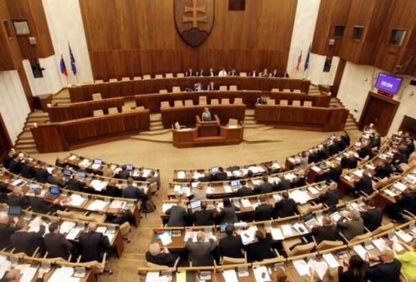 A lakosság elégedetlen a demokráciával, minden negyedik ember a diktatúrában lát megoldást