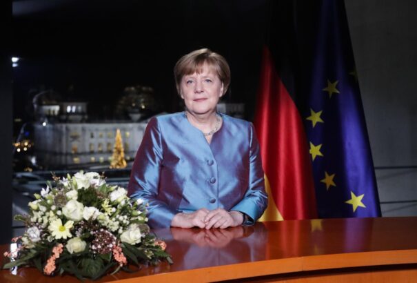 Merkel újévi köszöntője: a német kancellár a merényletek ellenére is jónak látja a menekültbarát politikát